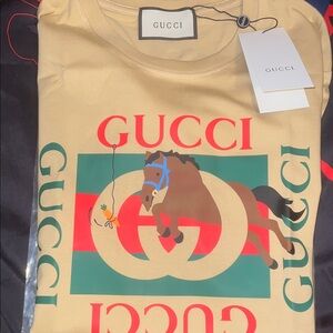 Gucci Beige T‑Shirt with Red and Green Logo and Brown Horse Graphic